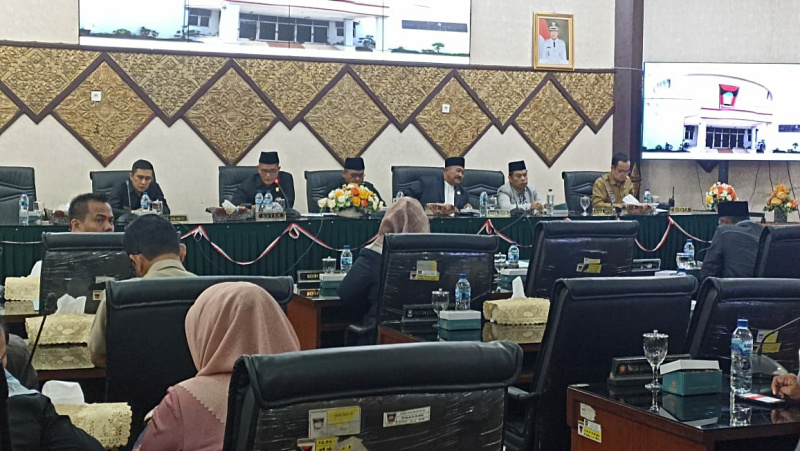 PIMPIN - Ketua DPRD Padang Syafrial Kani saat memimpin rapat paripurna didampingi wakil-wakil ketua.
